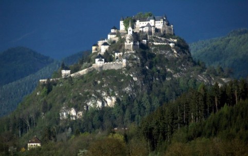 The famous medieval Hochosterwitz Castle, standing on the 160 meters high dolomitic rock above the picturesque valley, is considered to be one of the most beautiful castles in Austria