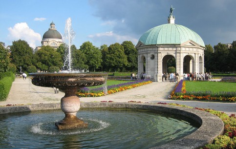 Хофгартен - королевский парк в стиле барокко в центре Мюнхена. Немецкий музей театра, фрески Петера фон Корнелиуса, павильон Храм Дианы, мюнхенский дворец