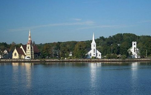 Тихий уютный городок Махон-Бей на берегу бухты Махон, со множеством исторических зданий и тремя живописными церквями, называют «самым милым» из городов Канады